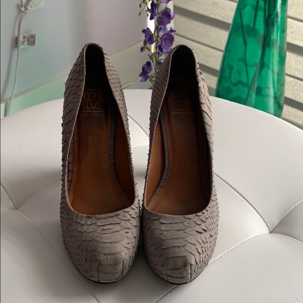 Grey, leather, distressed snake skin pumps